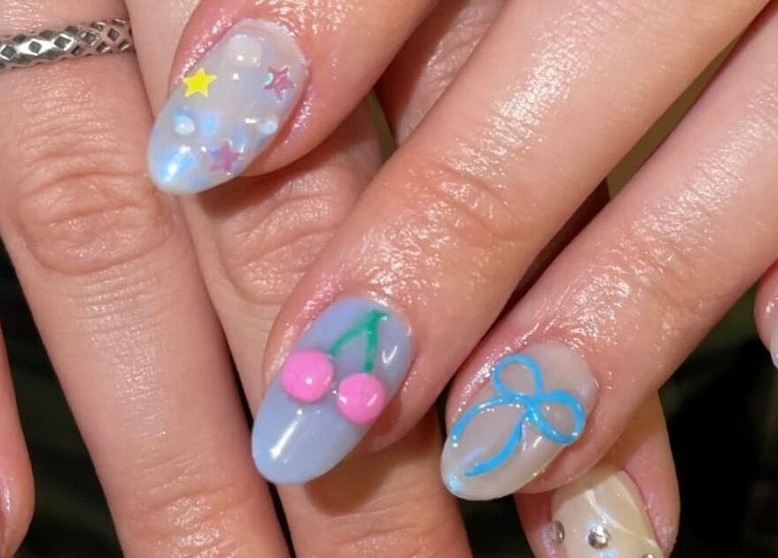 Design ongles vif et créatif à Maison.pressM, Champigny-sur-marne, Île-de-france, FR.