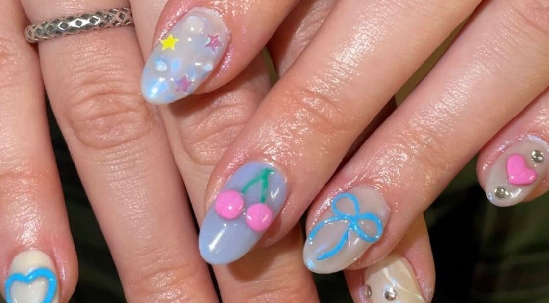 Design ongles vif et créatif à Maison.pressM, Champigny-sur-marne, Île-de-france, FR.