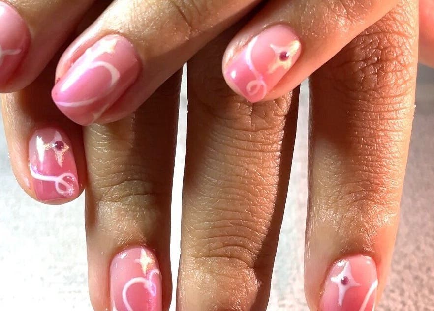 Nail art rose élégant à Maison.pressM à Champigny-sur-Marne, Île-de-France, FR.