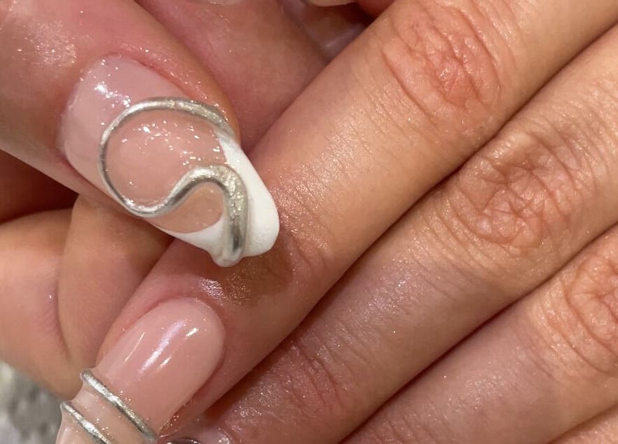 Nail art sophistiqué à Maison.pressM, Champigny-sur-marne, Île-de-france, FR. Design argenté unique sur ongles.