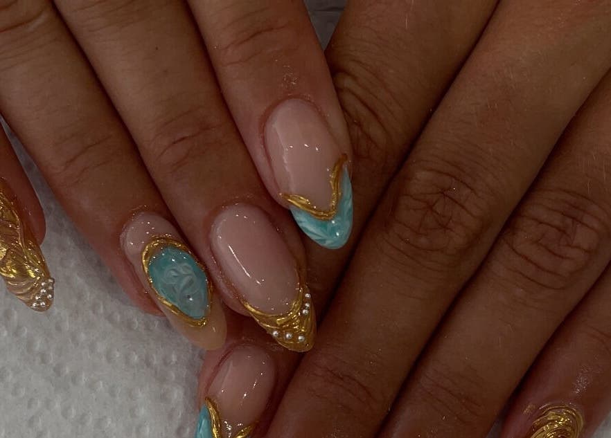 Nail art élégant doré et bleu à Maison.pressM, Champigny-sur-marne, Île-de-france, FR.