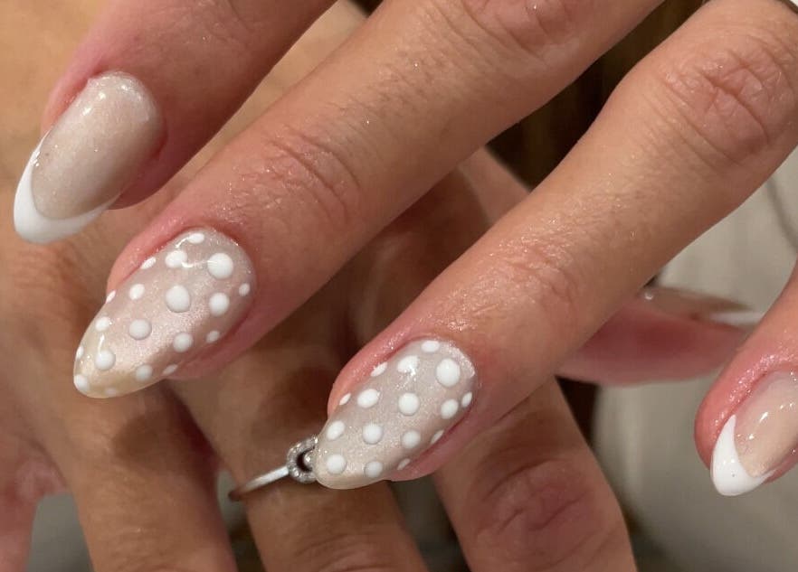 Nail art élégant à pois chez Maison.pressM, Champigny-sur-Marne, Île-de-France, FR.