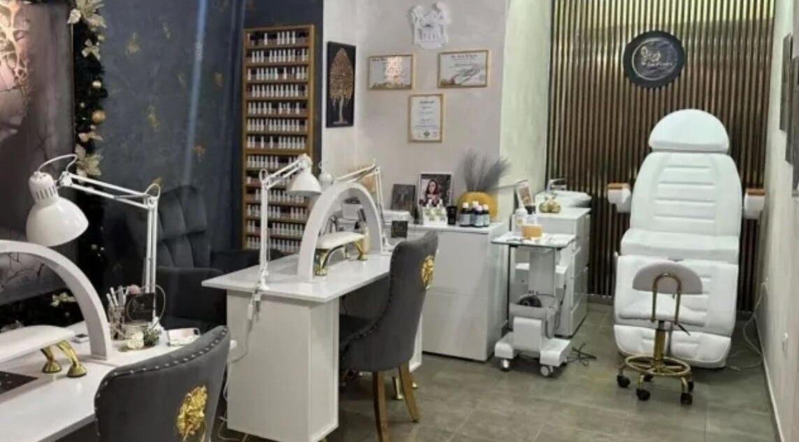 Интериор на NailGlam студио за маникюр, София, Област София, BG, с модерни мебели.