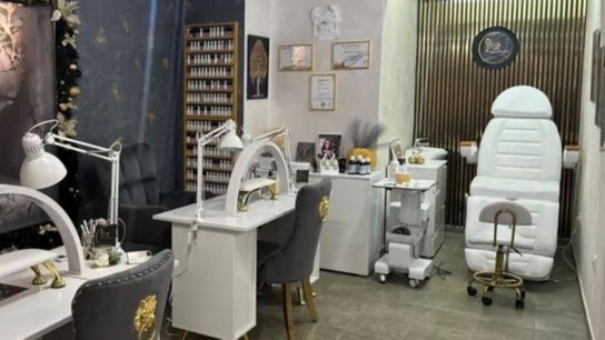 NailGlam студио за маникюр