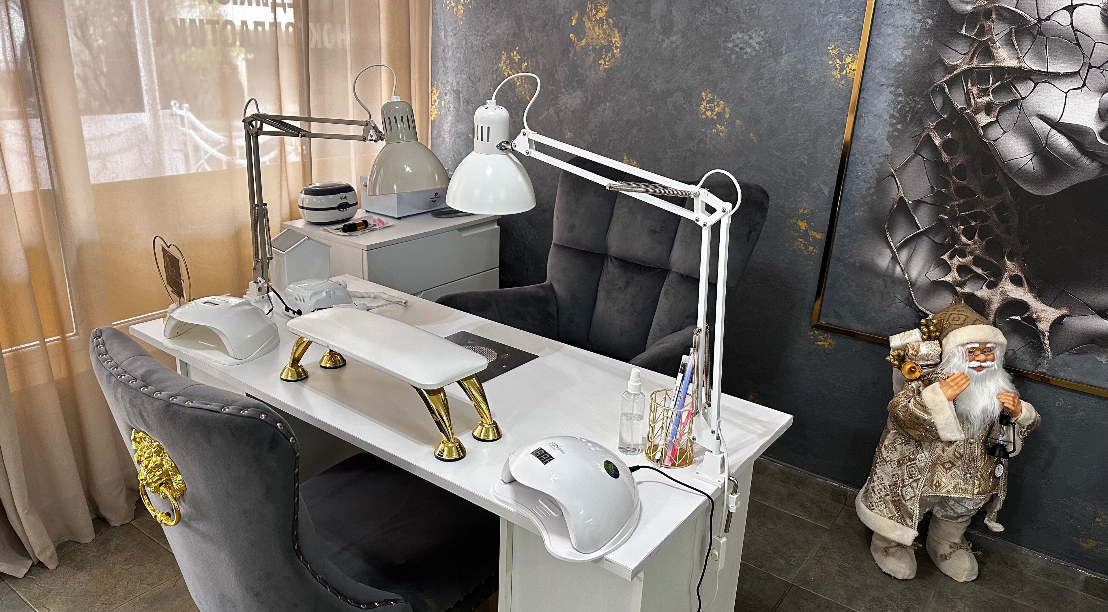 Луксозна маса за маникюр в NailGlam студио за маникюр, София, Област София, BG.