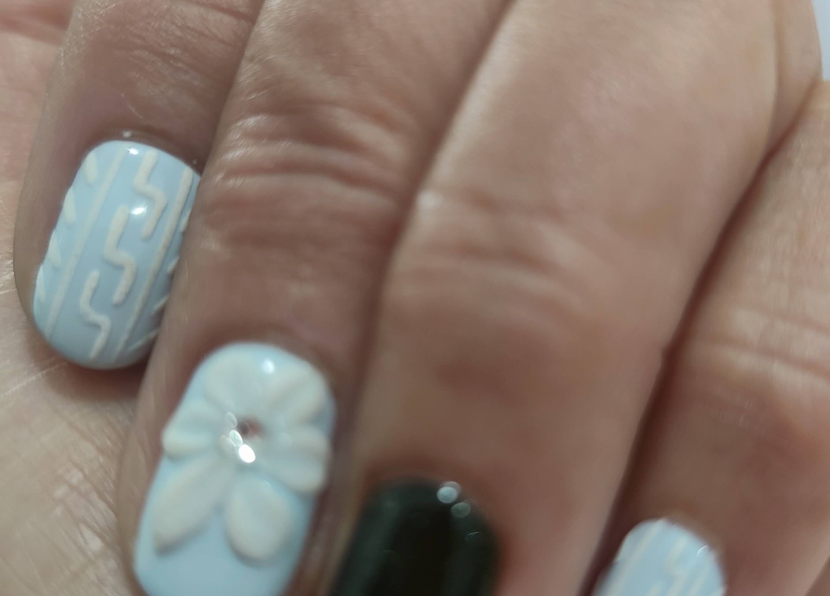 Diseño de uñas con arte en gel azul y blanco de Peluquería Y Barbería 💈 Unisex Ana González, Madrid, Comunidad De Madrid, ES.