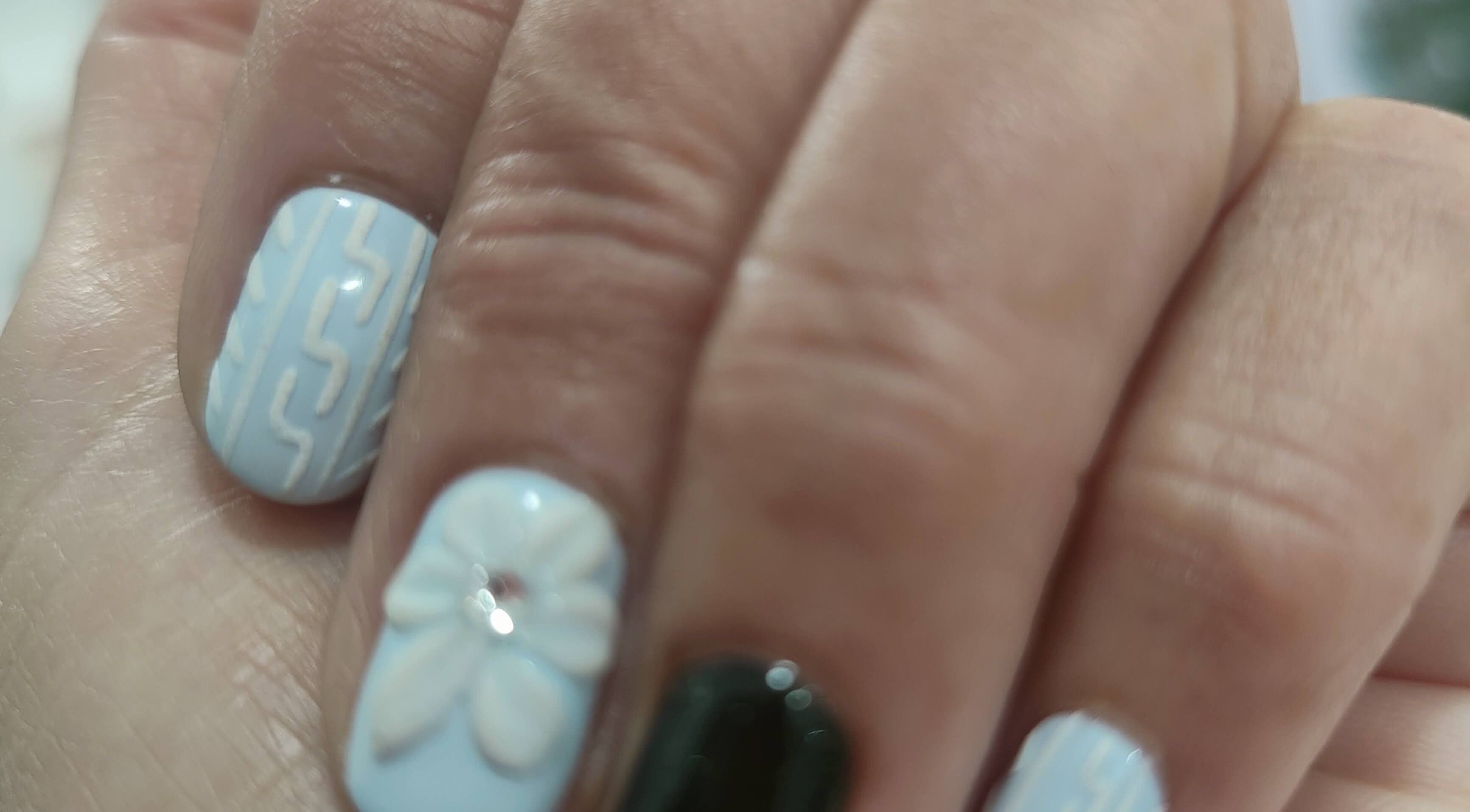 Diseño de uñas con arte en gel azul y blanco de Peluquería Y Barbería 💈 Unisex Ana González, Madrid, Comunidad De Madrid, ES.