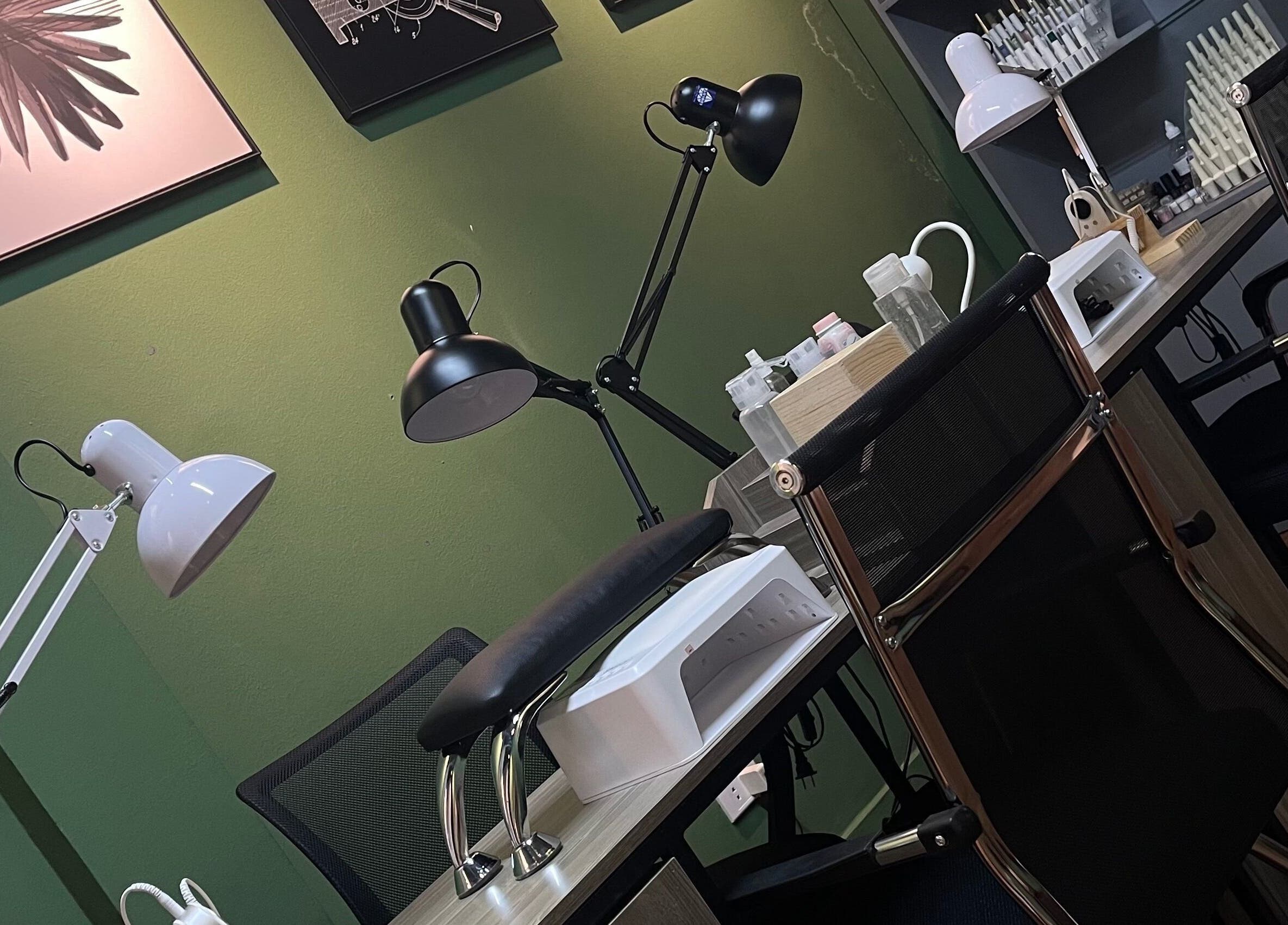 Bàn làm nail tại Redpetals.studio.hanoi, Hà Nội, Hà Nội, VN với ánh sáng và trang bị hiện đại.