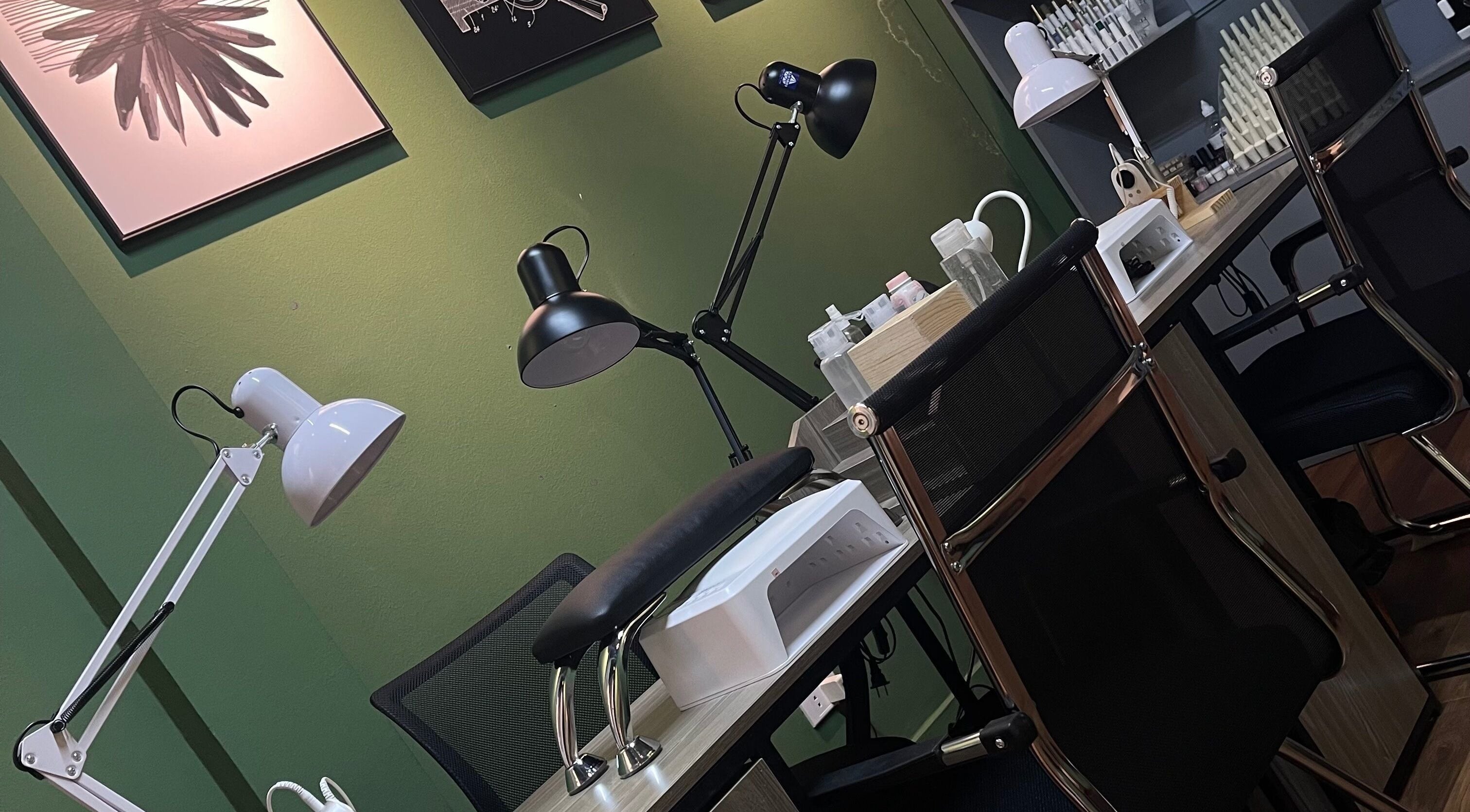 Bàn làm nail tại Redpetals.studio.hanoi, Hà Nội, Hà Nội, VN với ánh sáng và trang bị hiện đại.