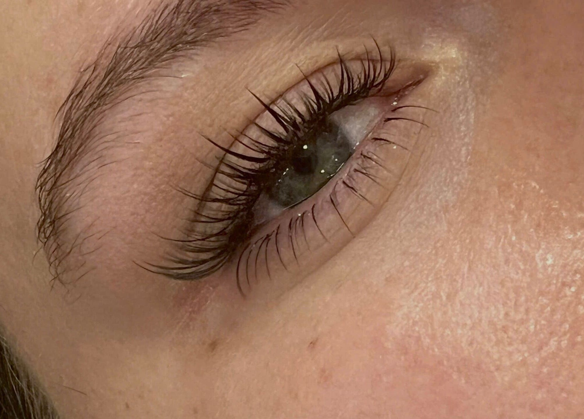 Lông mi dài tinh tế tại Redpetals.studio.hanoi, Hà Nội, Hà Nội, VN, tạo vẻ đẹp tự nhiên.