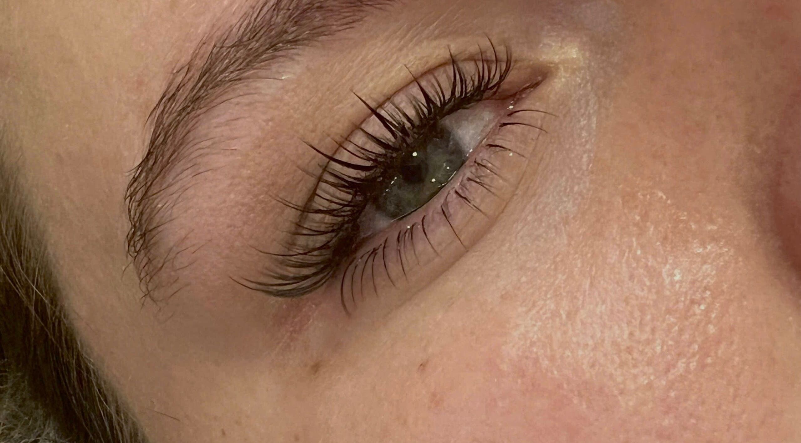 Lông mi dài tinh tế tại Redpetals.studio.hanoi, Hà Nội, Hà Nội, VN, tạo vẻ đẹp tự nhiên.