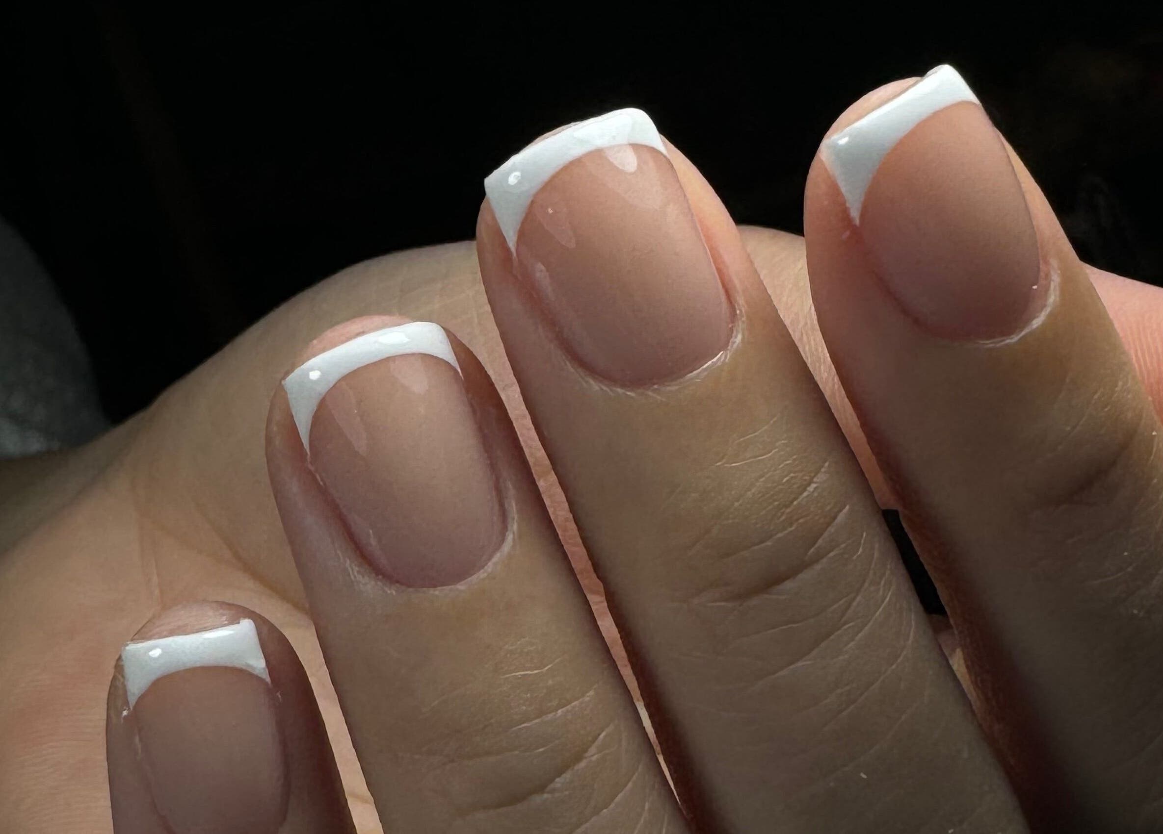 Móng tay kiểu Pháp tuyệt đẹp tại Redpetals.studio.hanoi, Hà Nội, Hà Nội, VN.