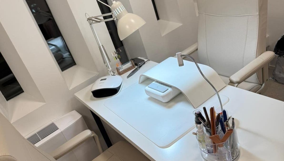 Intentionails nagelstudio in Amsterdam, Noord-Holland, NL met moderne witte werkplek en gereedschappen.