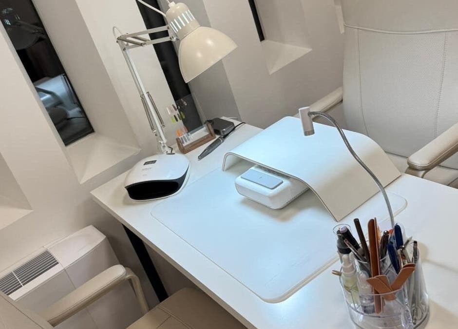 Intentionails nagelstudio in Amsterdam, Noord-Holland, NL met moderne witte werkplek en gereedschappen.