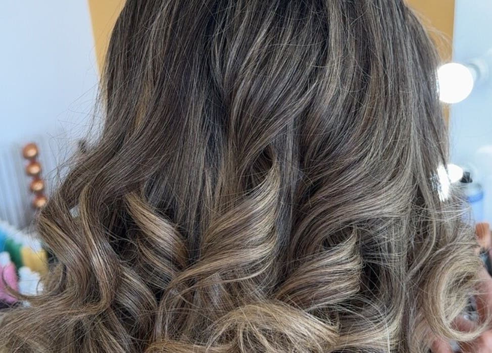 Elegant curled hairstyle at Mikellspa in Ciudad De México, Ciudad De México, MX. Perfect for any occasion.