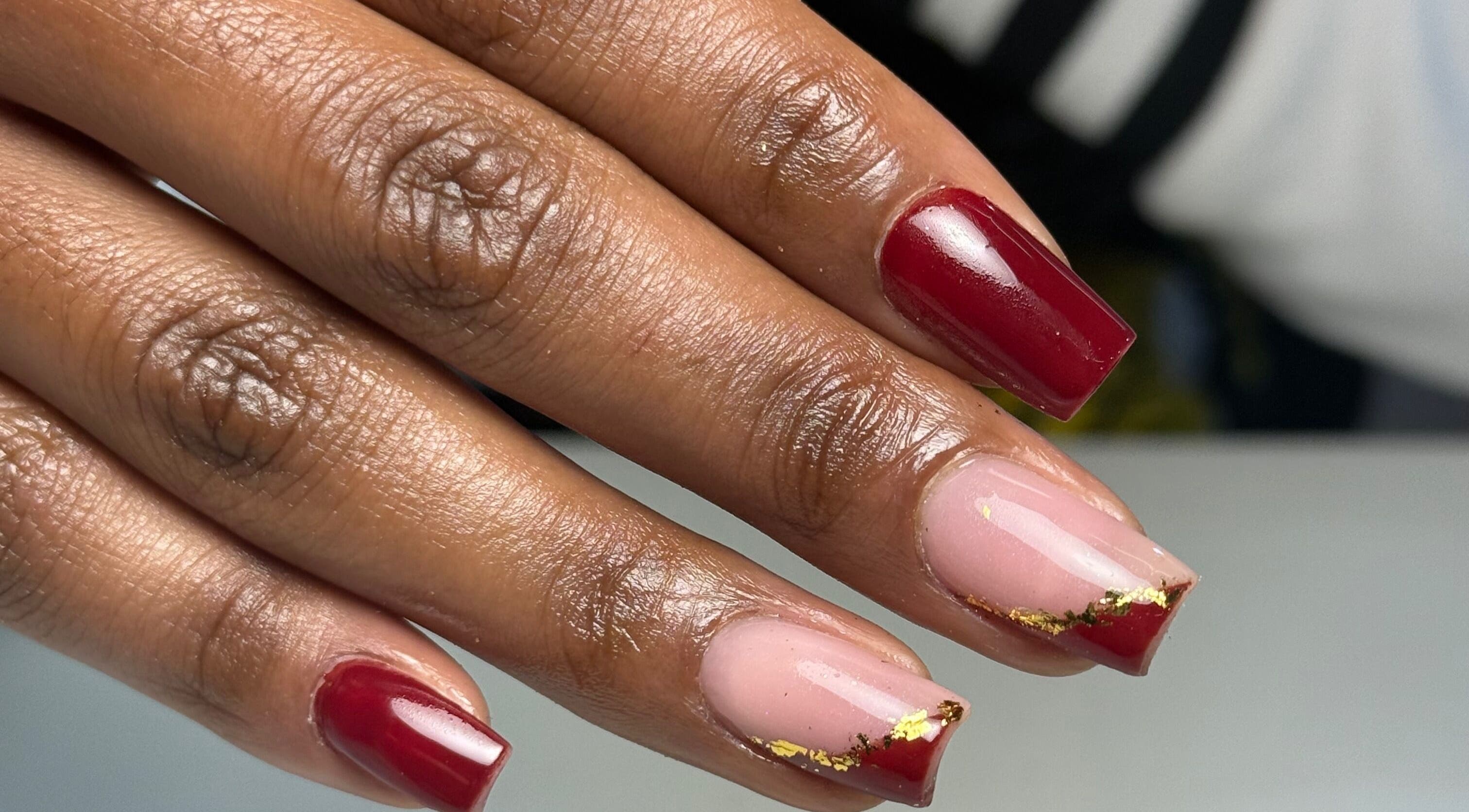 Stylish red and pink nails with gold accents at Hadisnail in Budapest, Magyar, HU.