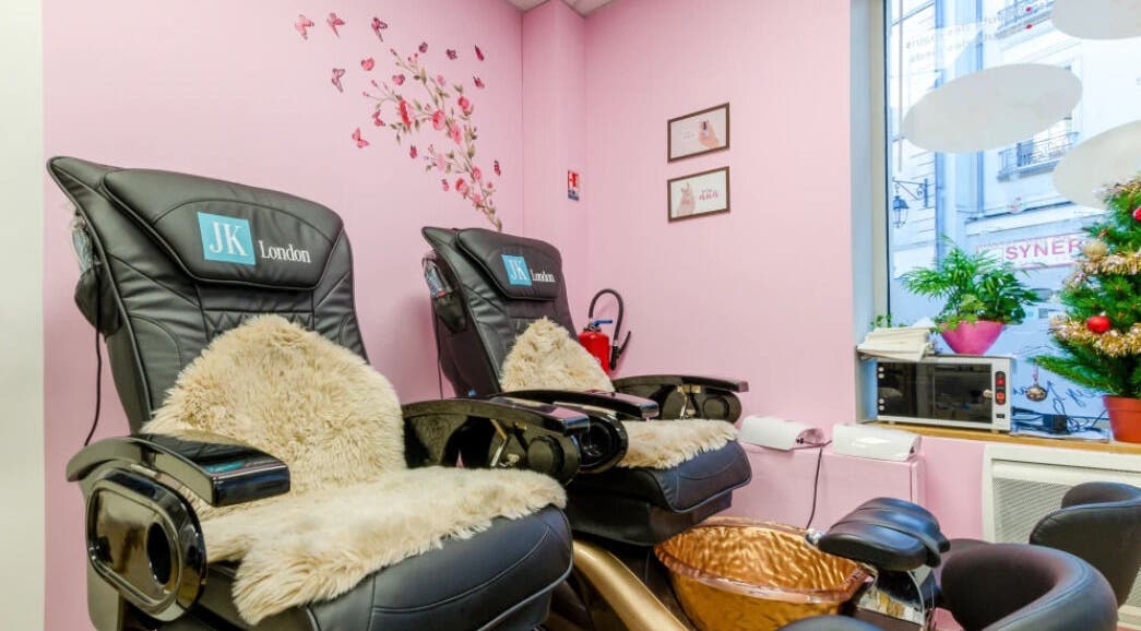 Chaises de massage à HONEY NAILS, Saint-germain-en-laye, Île-de-france, FR offrant confort et détente.