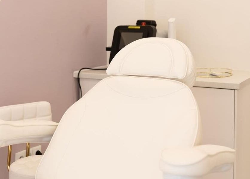 Cadeira confortável em clínica Jhordana Inacia em Almeirim, Santarém, PT, destacando ambiente relaxante.