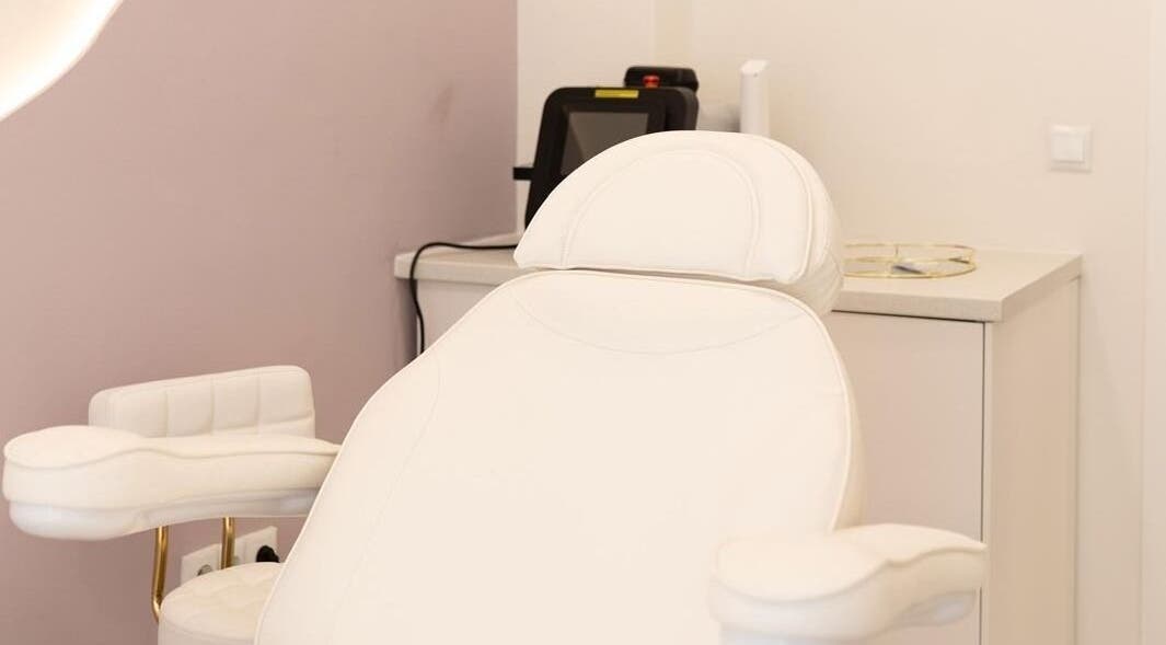 Cadeira confortável em clínica Jhordana Inacia em Almeirim, Santarém, PT, destacando ambiente relaxante.