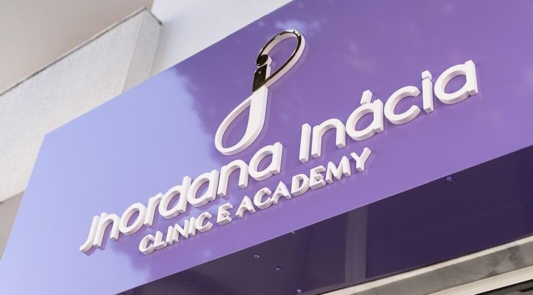 Placa roxa da Jhordana Inácia Clinic & Academy em Almeirim, Santarém, PT.