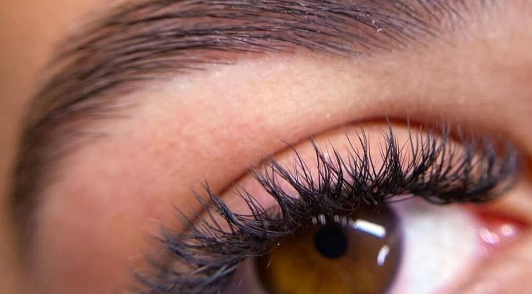 Close-up de cílios volumosos na Jhordana Inacia Clinic & Academy, Almeirim, Santarém, PT.