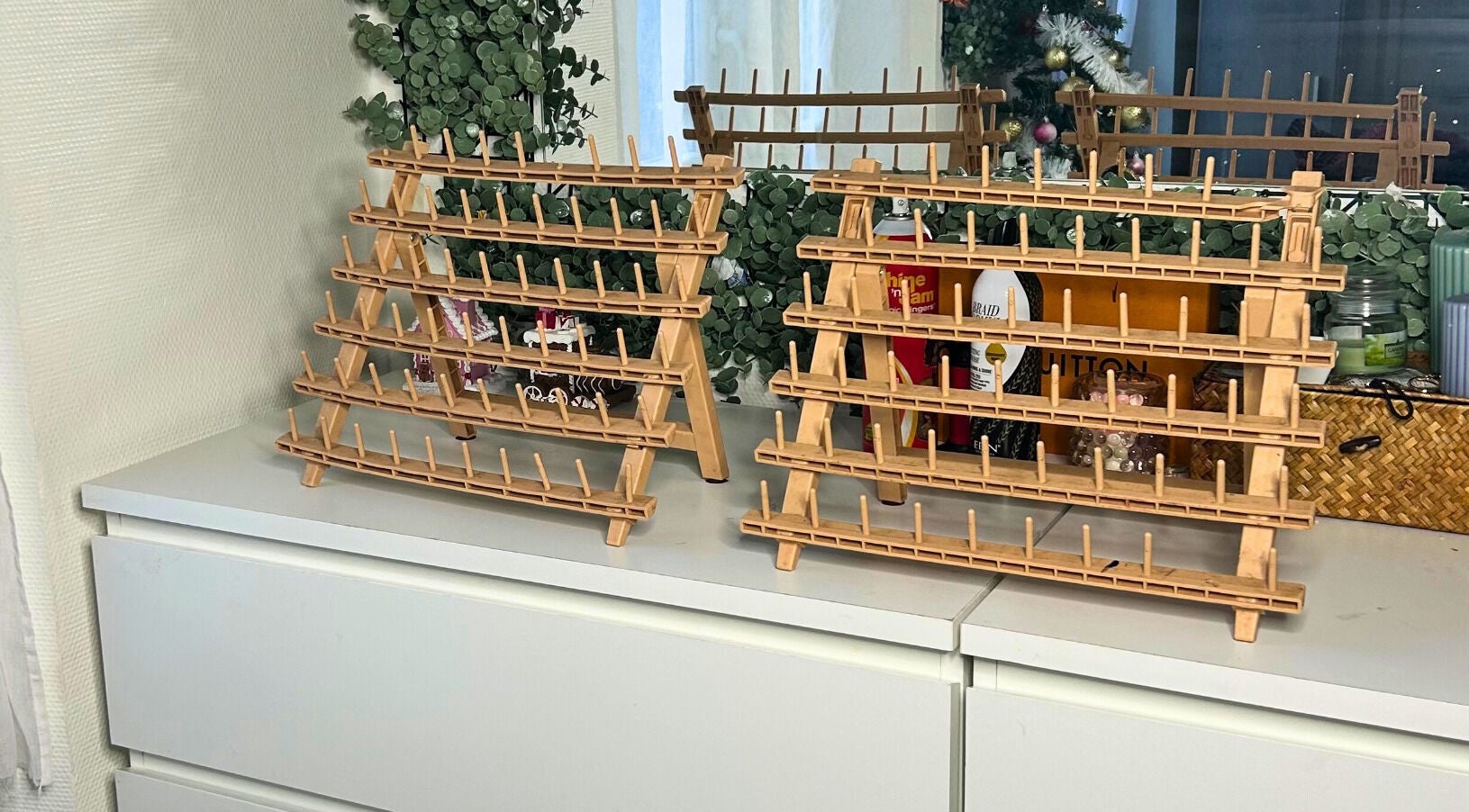 Étagères en bois chez Kare4You à Choisy-le-roi, Île-de-france, FR, pour un rangement naturel chic.