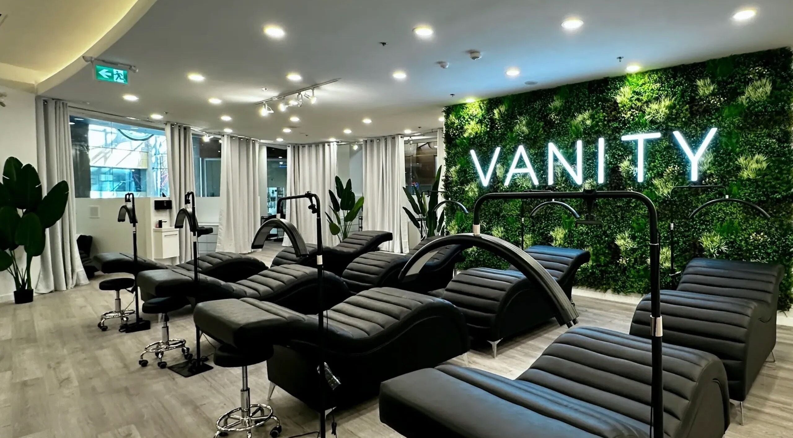 Comfortable lash station at Frances Lash Art in Vancouver, British Columbia, CA with modern decor and serene ambiance.