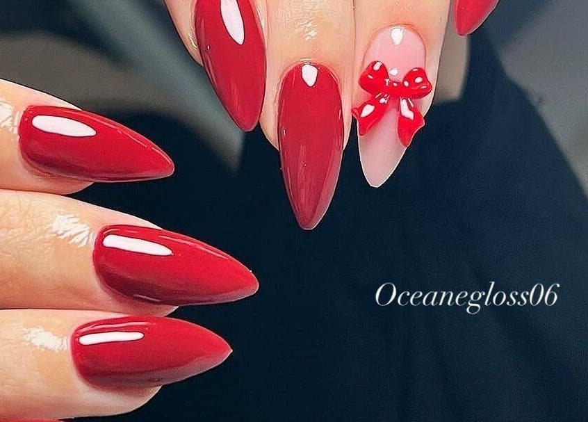 Ongles élégants rouges avec nœud chez Oceanegloss à Nice, Provence-alpes-côte D'azur, FR.