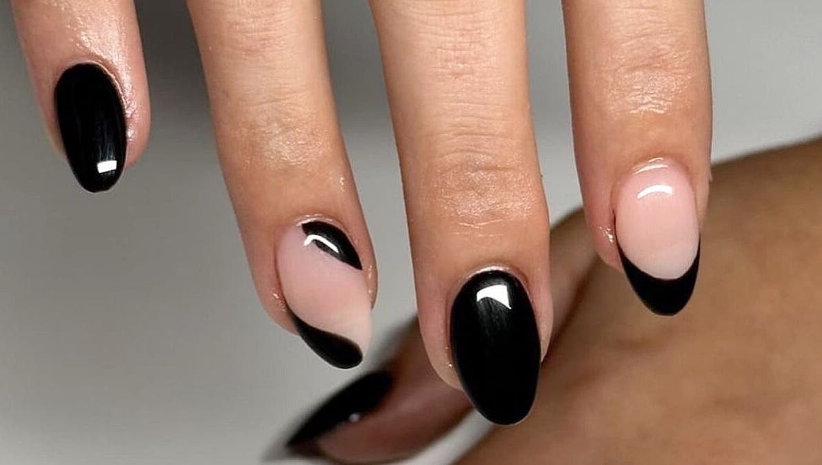 Manucure élégante en noir et nude chez Oceanegloss à Nice, Provence-alpes-côte D'azur, FR.