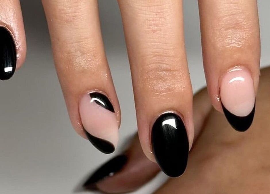 Manucure élégante en noir et nude chez Oceanegloss à Nice, Provence-alpes-côte D'azur, FR.