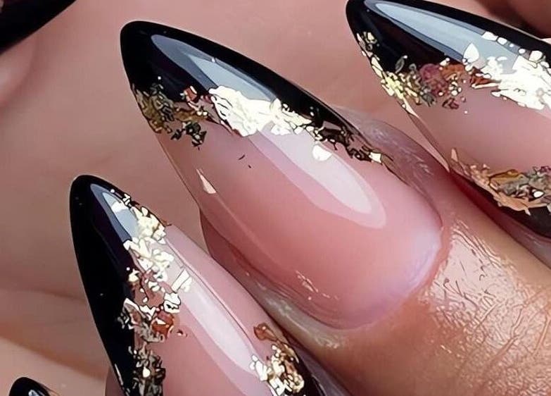 Élégant nail art noir avec paillettes à Oceanegloss, Nice, Provence-alpes-côte D'azur, FR.