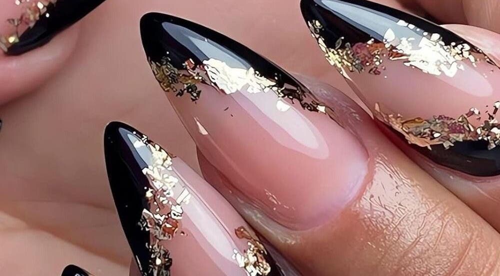 Élégant nail art noir avec paillettes à Oceanegloss, Nice, Provence-alpes-côte D'azur, FR.