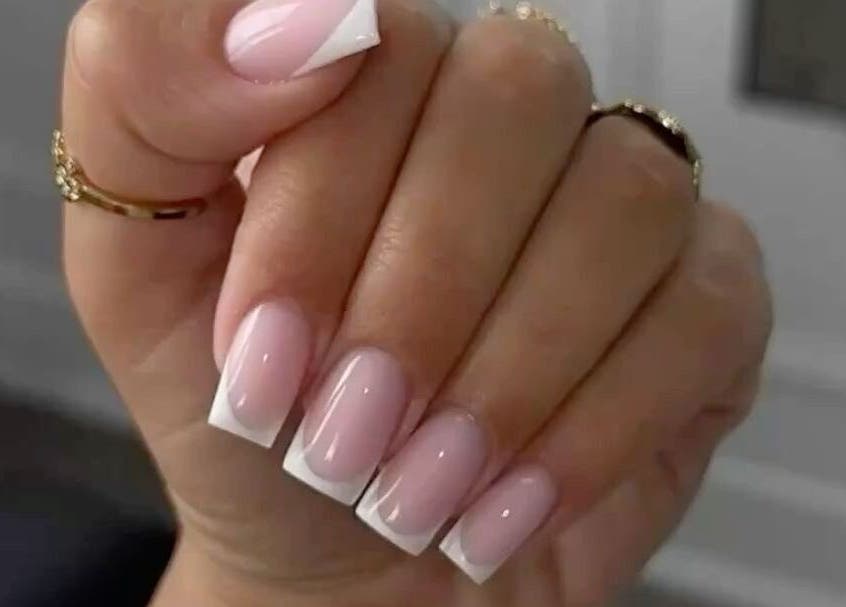 Manucure élégante chez Oceanegloss à Nice, Provence-alpes-côte D'azur, FR, avec ongles en vernis français.