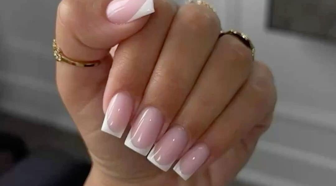 Manucure élégante chez Oceanegloss à Nice, Provence-alpes-côte D'azur, FR, avec ongles en vernis français.