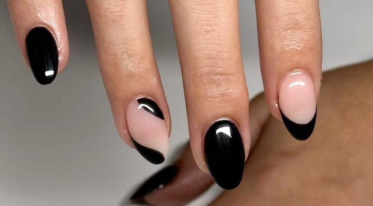 Manucure élégante avec vernis noir à Oceanegloss, Nice, Provence-alpes-côte D'azur, FR.