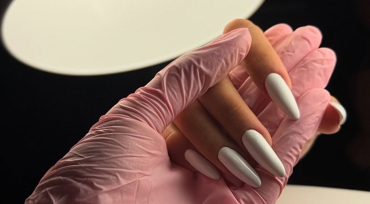 Manucure blanche élégante à Oceanegloss, Nice, Provence-alpes-côte D'azur, FR avec gants roses.