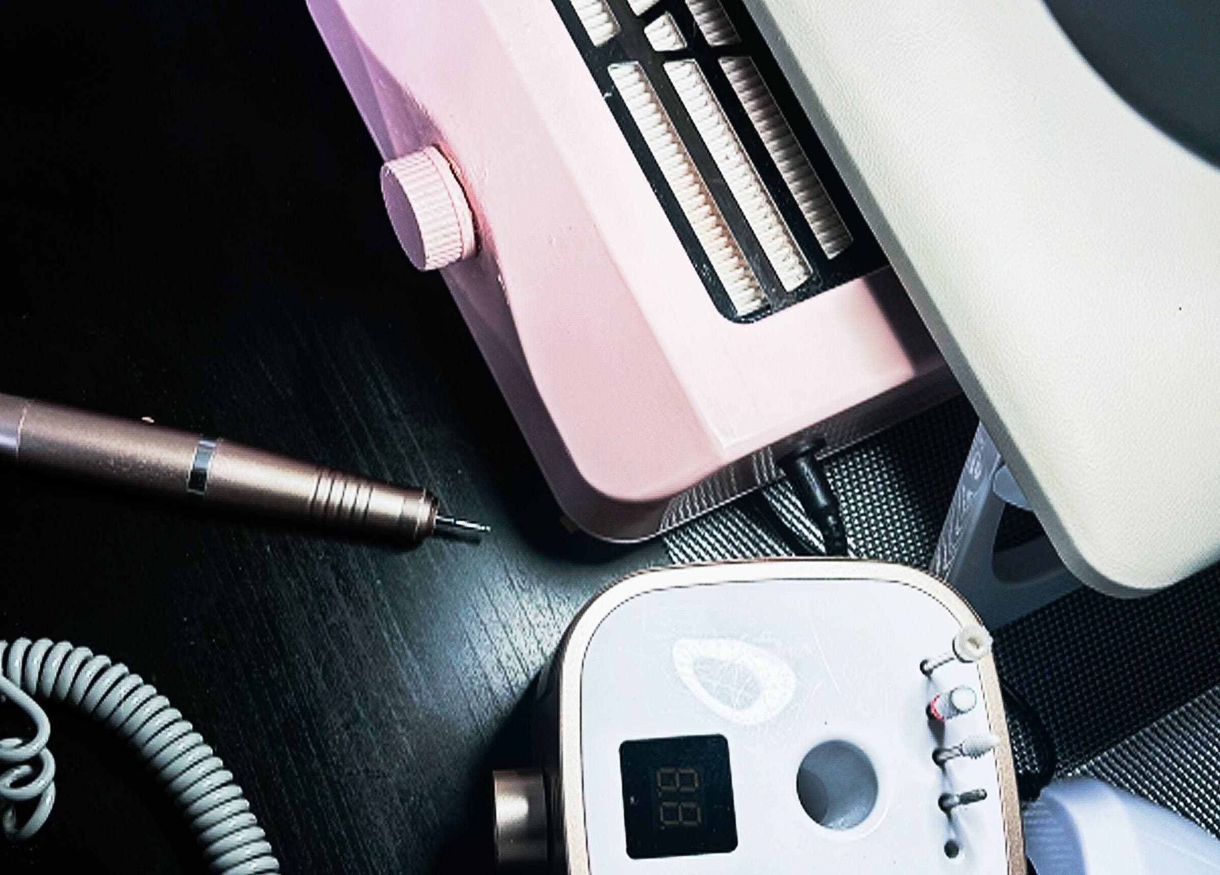 Équipements de manucure moderne à Nail by Cassy, Laneuveville-devant-Bayon, Grand Est, FR.