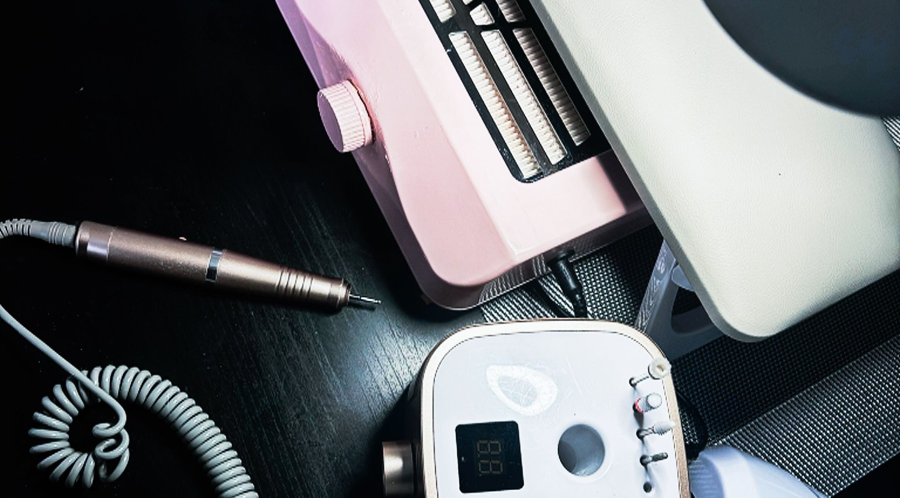 Équipements de manucure moderne à Nail by Cassy, Laneuveville-devant-Bayon, Grand Est, FR.