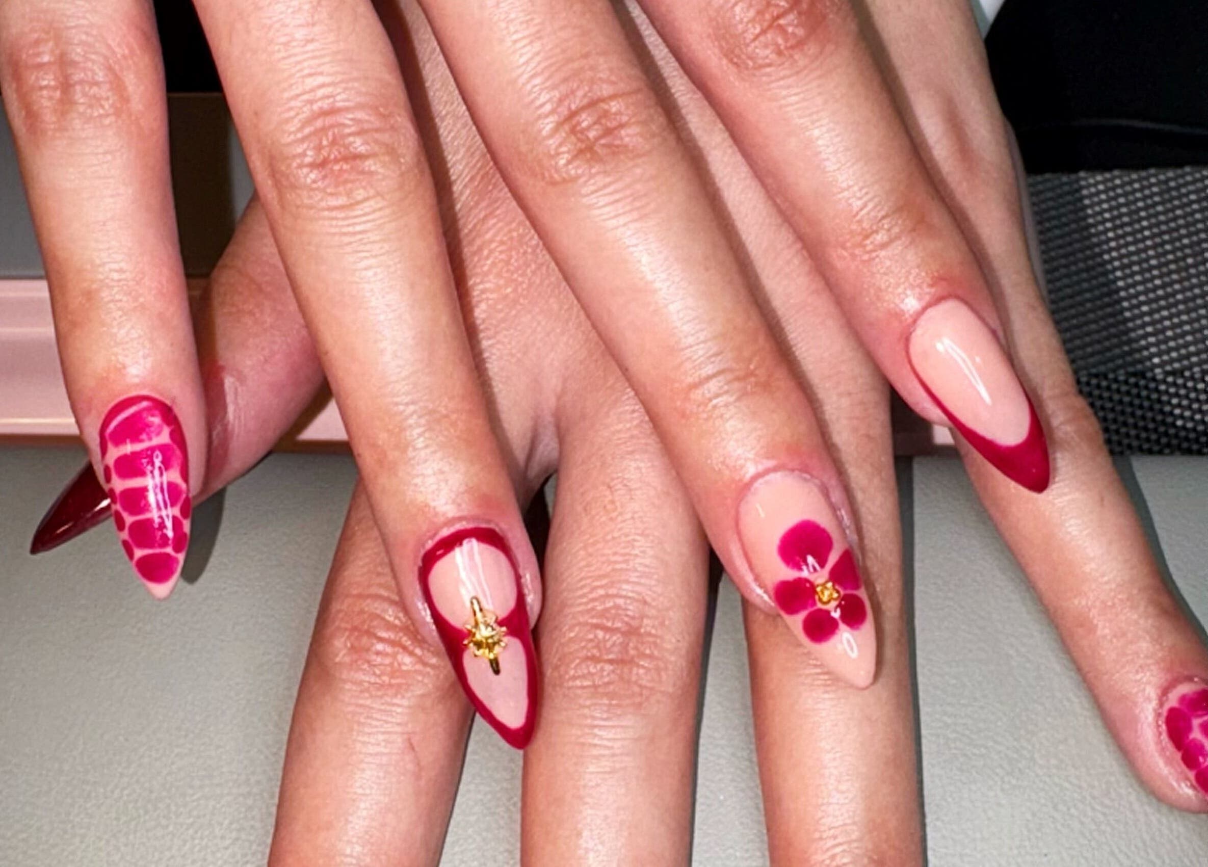 Nail art sophistiqué chez Nail by Cassy, Laneuveville-devant-bayon, Grand Est, FR. Design rouge et or.