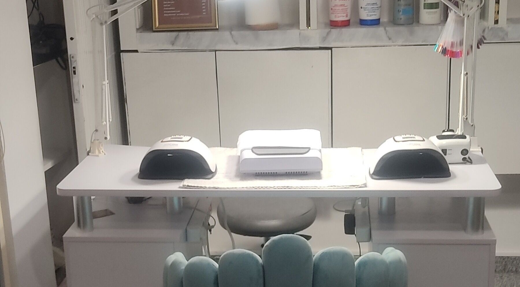 Mesa de manicure moderna em Claudiane Silva Nails designer, Lisboa, Lisboa, PT, pronta para atendimento.