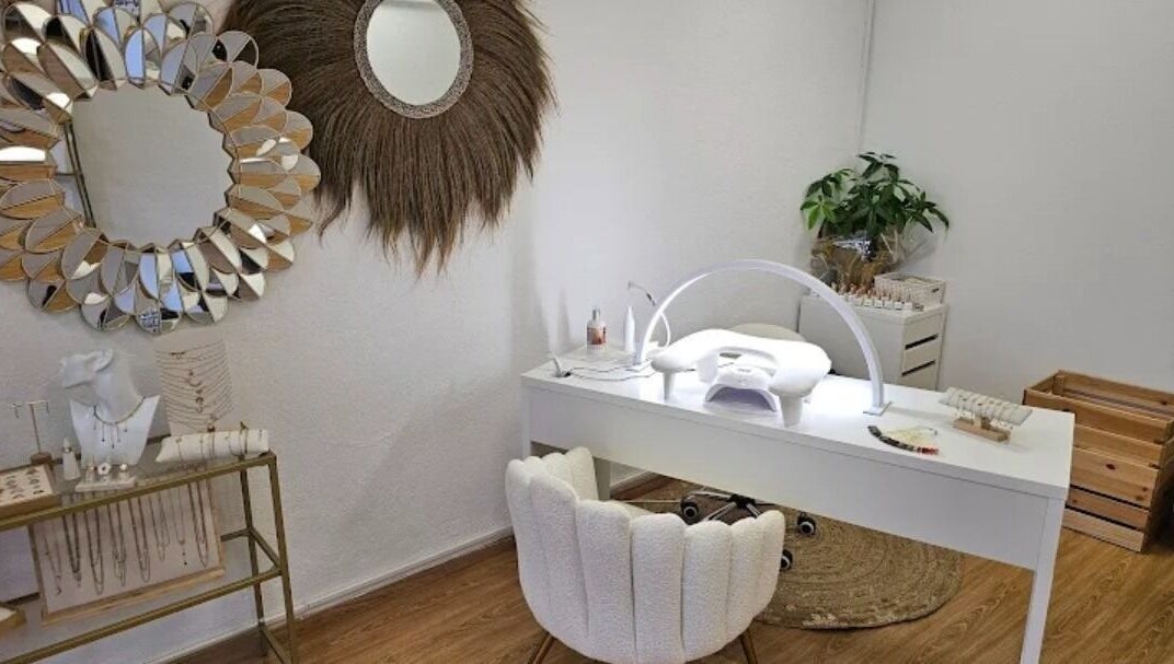 Intérieur chic de MADAME Z à Bastia, Corse, FR avec table de soins, miroir design et déco raffinée.