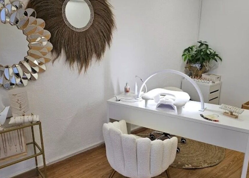 Intérieur chic de MADAME Z à Bastia, Corse, FR avec table de soins, miroir design et déco raffinée.