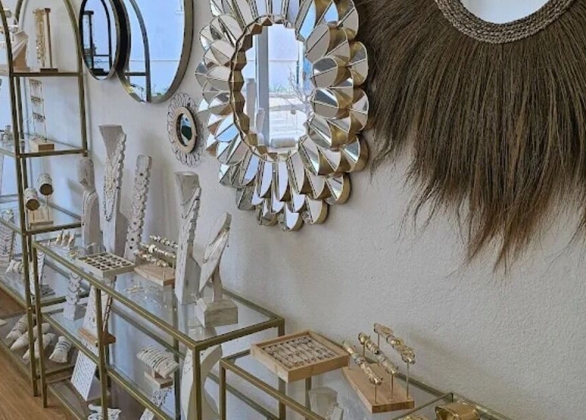 Présentoirs de bijoux élégants chez MADAME Z à Bastia, Corse, FR, avec miroirs décoratifs muraux.