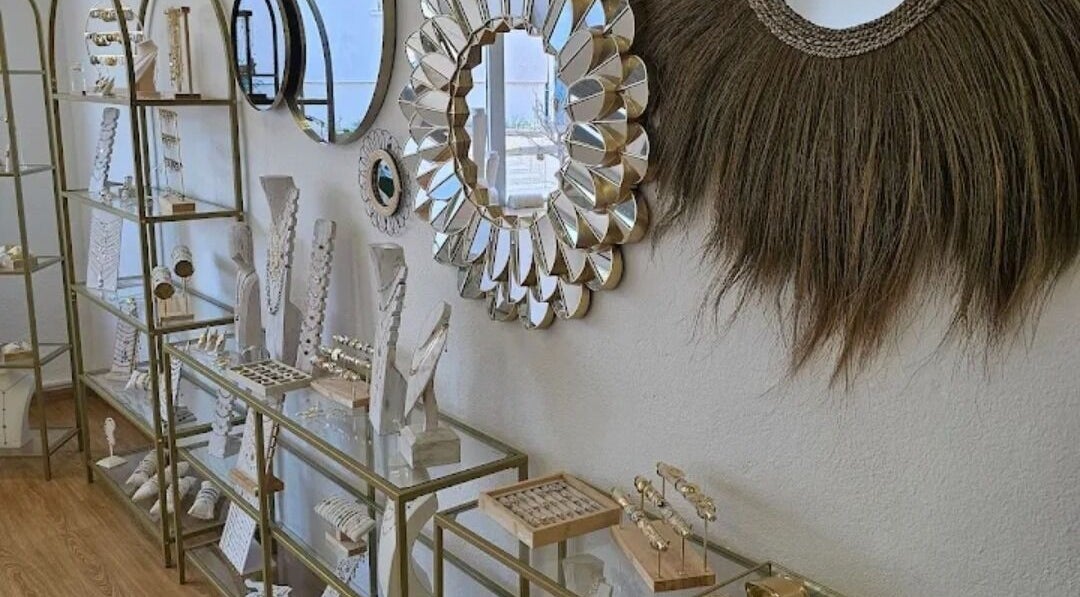 Présentoirs de bijoux élégants chez MADAME Z à Bastia, Corse, FR, avec miroirs décoratifs muraux.