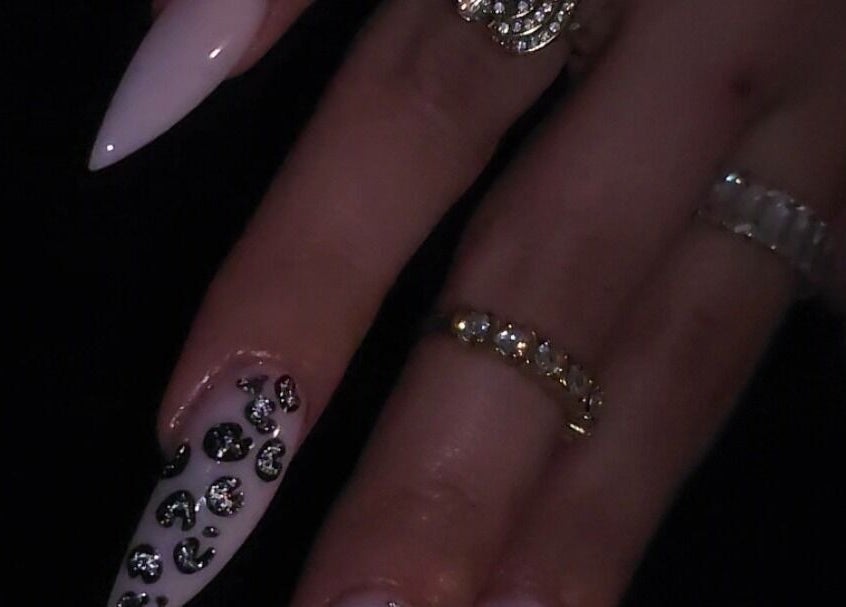 Nail art élégant avec motifs et bijoux à MADAME Z, Bastia, Corse, FR.