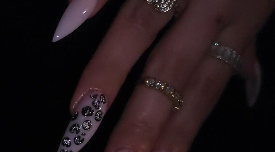 Nail art élégant avec motifs et bijoux à MADAME Z, Bastia, Corse, FR.