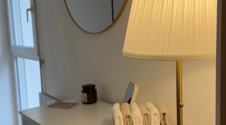 Coin lumineux avec miroir et lampe élégante chez Mathilde.Clt.studio VANNES à Vannes, Bretagne, FR.