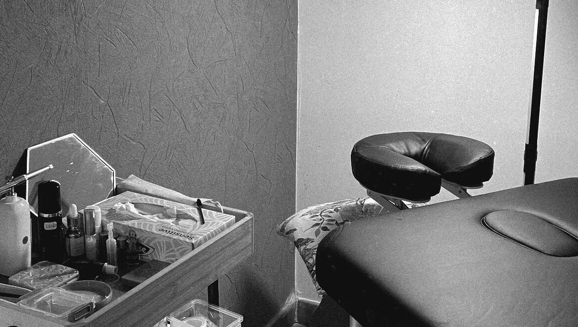 Coin de massage élégant à JolieBichette, Limoges, Nouvelle-Aquitaine, FR avec une table et produits de bien-être.