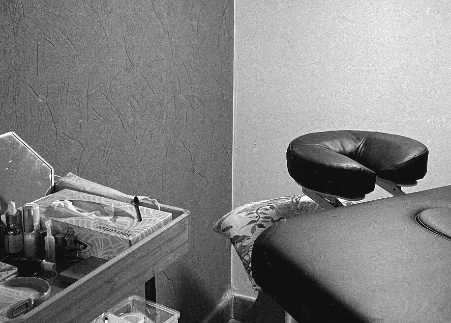 Coin de massage élégant à JolieBichette, Limoges, Nouvelle-Aquitaine, FR avec une table et produits de bien-être.