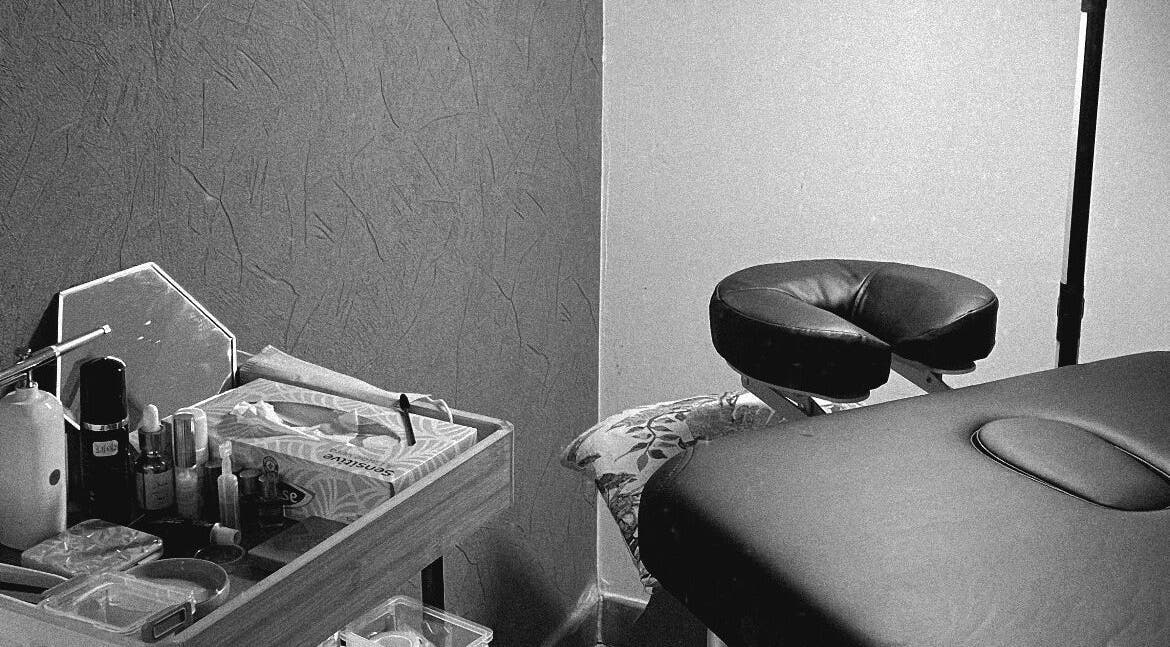 Coin de massage élégant à JolieBichette, Limoges, Nouvelle-Aquitaine, FR avec une table et produits de bien-être.